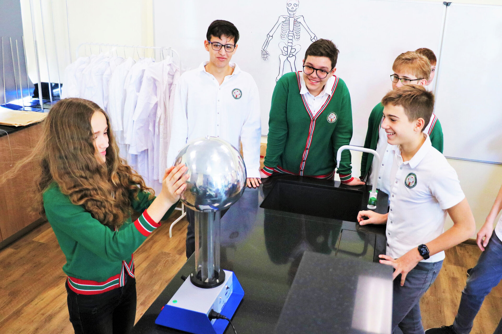 Експеримент „наелектризиране“ в часа по Физика със 7. „а“ клас