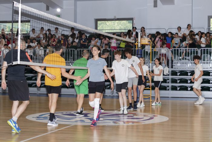 Волейболна надпревара „Учители срещу Ученици“