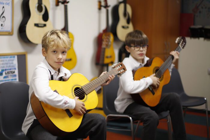 В света на музиката