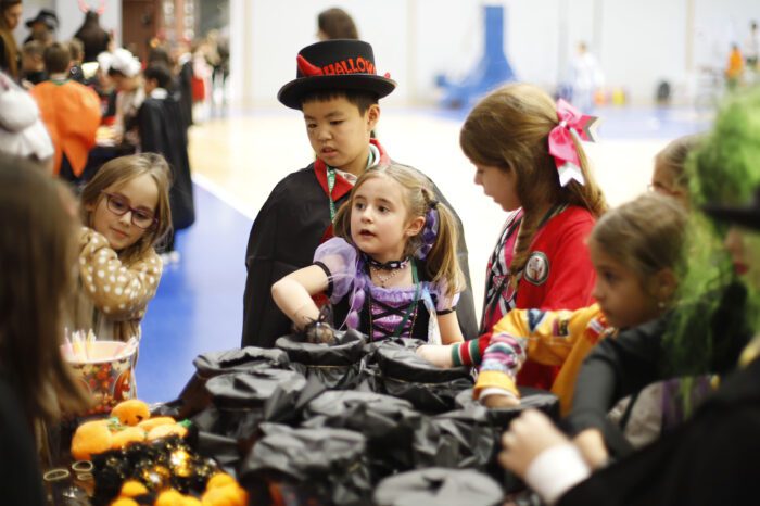 Костюми, конкурси и лакомства